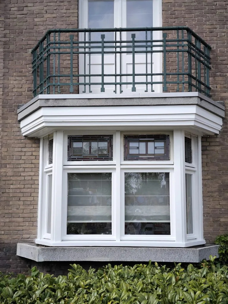 Buitenschilderwerk van houten erkerkozijnen en balkonhekwerk