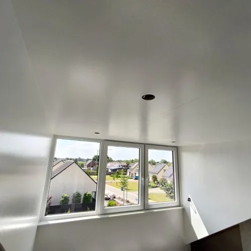 Strakke wand- en plafondafwerking in overloop en trapgat