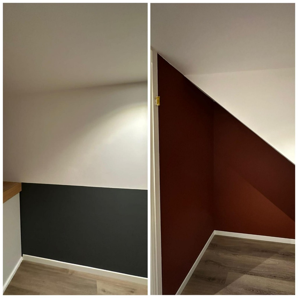 Strak afgewerkte accentwanden in antraciet en warm roodbruin door Omega Schilderwerken.